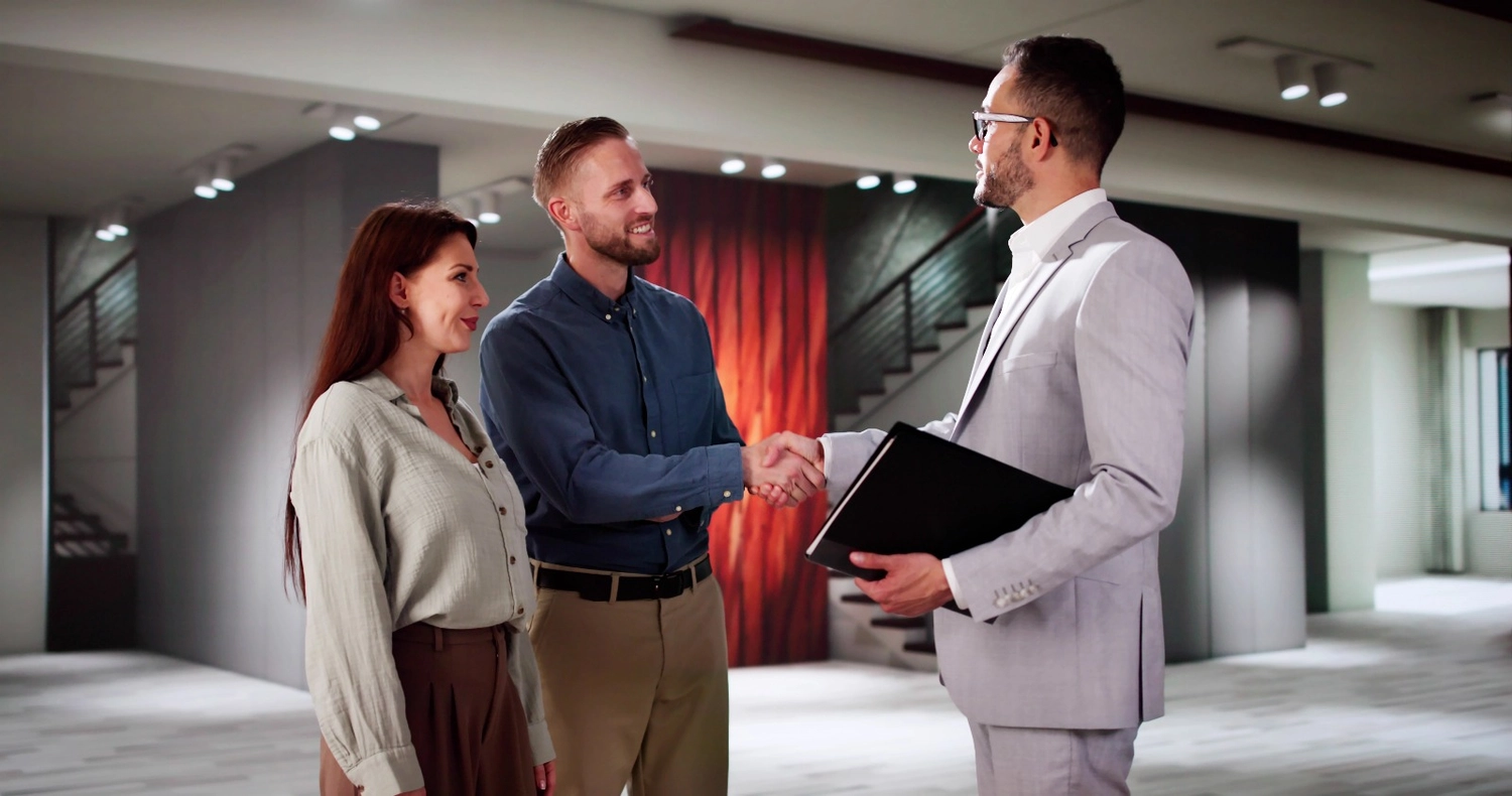 Sanierungswelt - Immobilien - Zwei Personen schließen den Deal ab