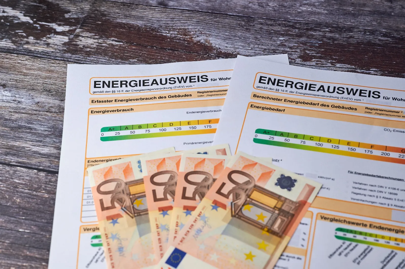 Sanierungswelt - Immobilien - Rechnungen und ein Geld auf dem Tisch