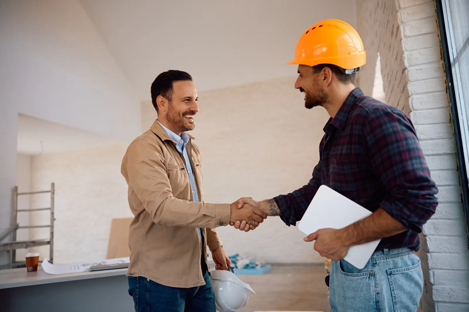 Sanierungswelt - Immobilien - Zwei Personen schließen den Deal ab