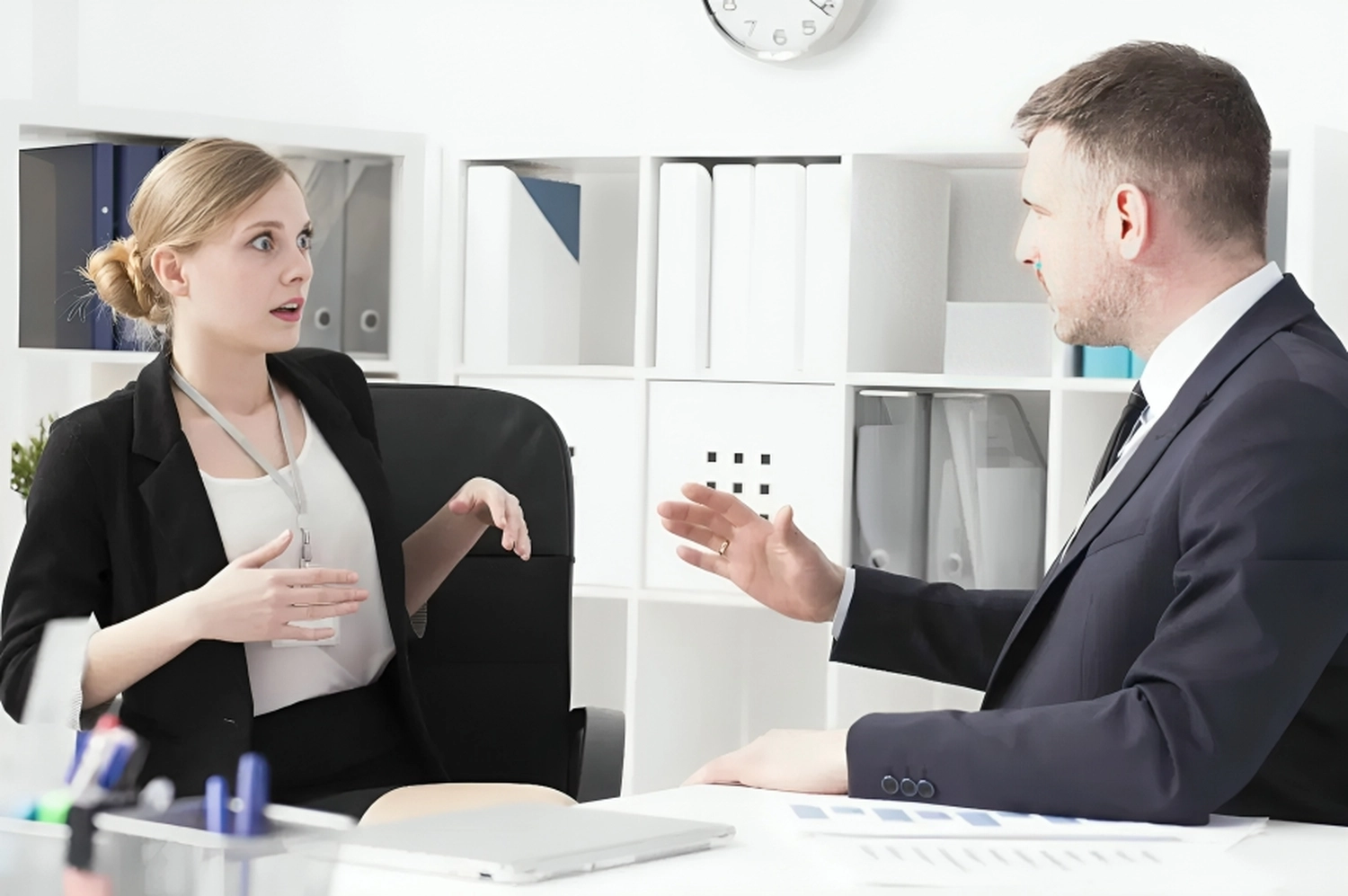 Sanierungswelt - Immobiliensanierung - Mann und Frau im Gespräch